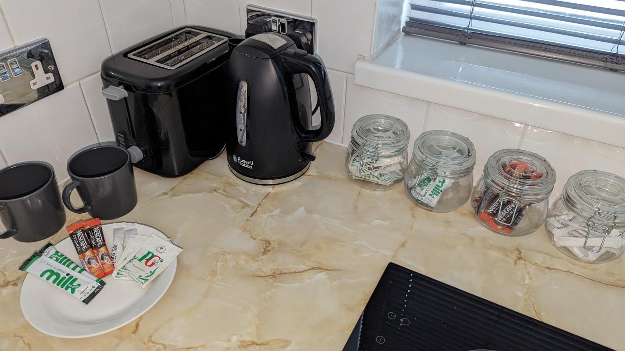 Barton Beachside - Stylish Studio Apartment, Double & Single - Central Beach & Promenade Location - Over 21'S, Family Friendly Only, Id Required Blackpool Zewnętrze zdjęcie